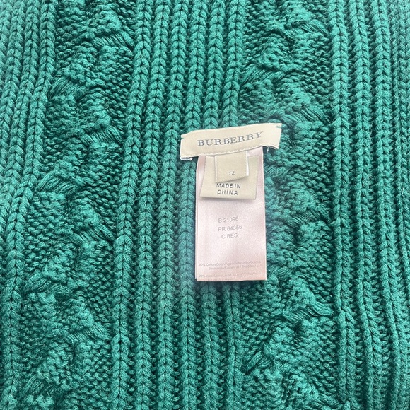 Hunter Green Burberry scarf and beanie - Picture 2 of 4